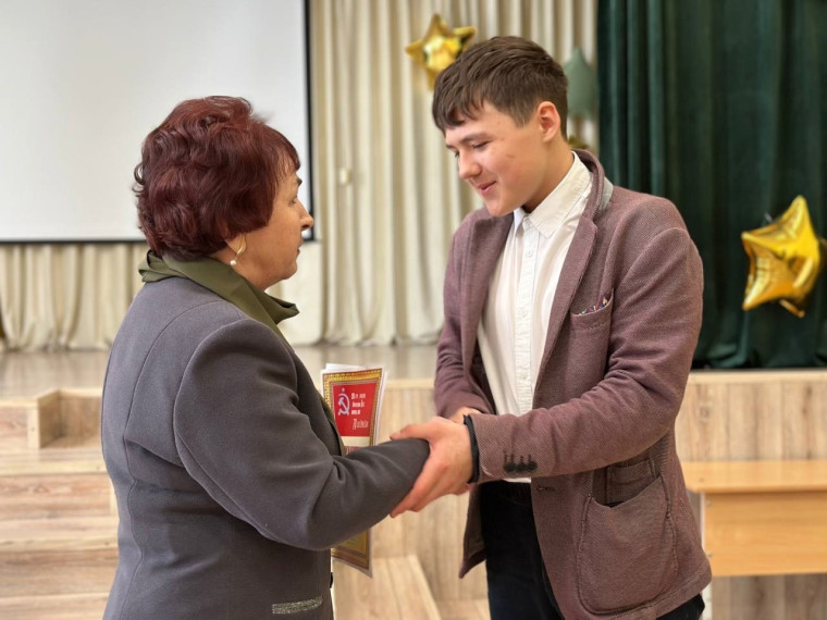 Патриотическое воспитание: понедельник в нашей школе начался с выноса флага и исполнения гимна РФ.