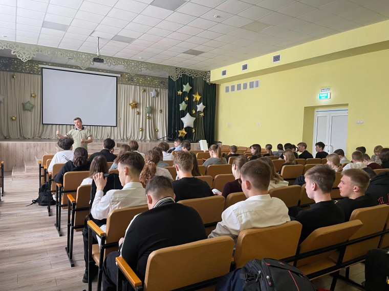 Профориентация: учащиеся 9 и 11 классов встретились с представителем Южно-Уральского колледжа культуры.
